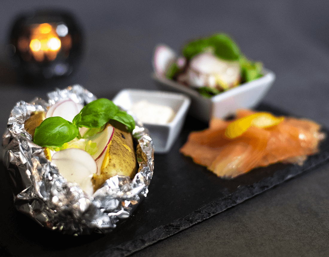 Ofenkartoffel mit Sauerrahm, Räucherlachs und Salatbouqet